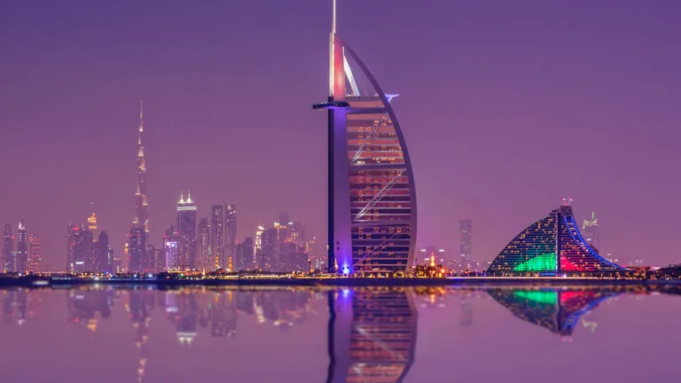Experience the beauty and luxury of the Burj Al Arab in this breathtaking 4K wallpaper featuring stunning cityscape and landscape scenery.