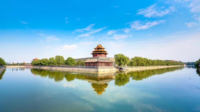 Experience the grandeur of the Forbidden City with this stunning 4K wallpaper. Featuring breathtaking landscape scenery, this wallpaper captures the beauty of the ancient architecture and cityscape of China.