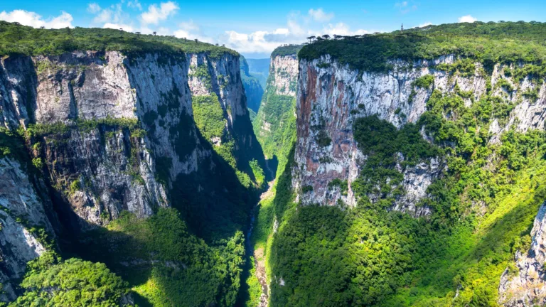 Experience the breathtaking beauty of Itaimbezinho Canyon in Brazil with this stunning 4K wallpaper.