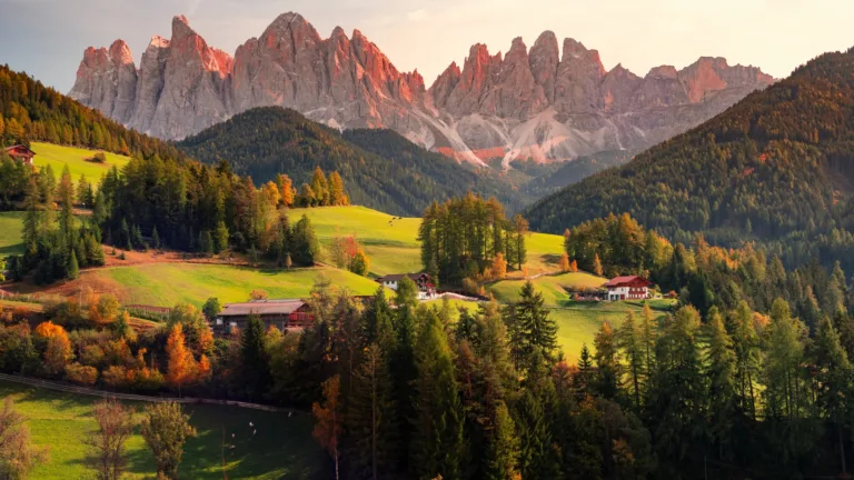 This breathtaking 4K wallpaper showcases the stunning scenery of Val Di Funes in Italy, with majestic mountains and a picturesque landscape. This beautiful outdoor wallpaper is perfect for nature lovers and those who appreciate the beauty of the Alps.