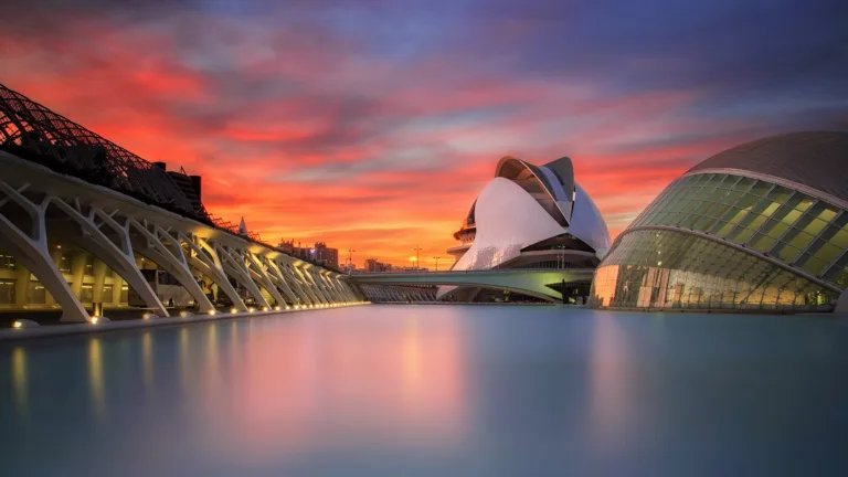 Enjoy the captivating beauty of Valencia, Spain's City of Arts and Sciences with this stunning 4K wallpaper.