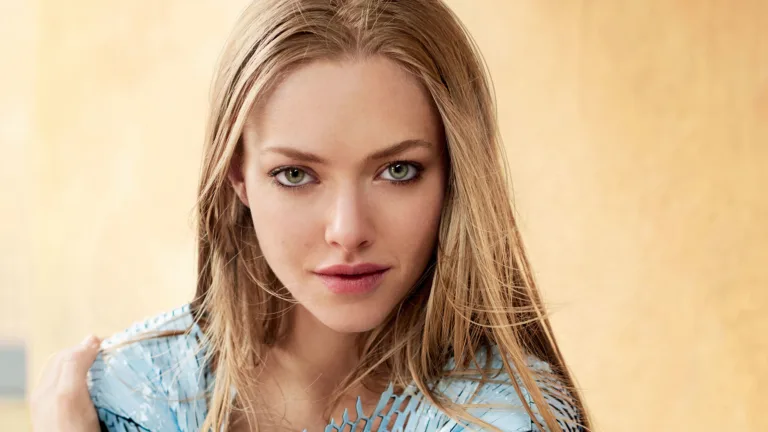 A captivating 4K wallpaper featuring Amanda Seyfried, the talented blonde actress and Hollywood star, capturing her beauty and charm, perfect for fans and admirers of her acting prowess and iconic roles.