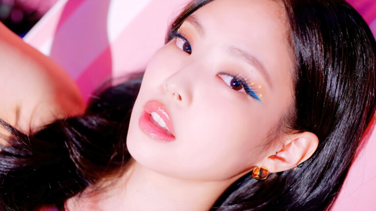 A captivating 4K wallpaper showcasing Jennie from BLACKPINK, the popular K-pop group member known for her musical talent and fashion-forward style, perfect for fans and enthusiasts of K-pop and BLACKPINK.