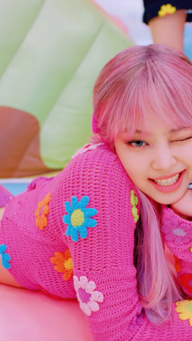 A captivating 4K wallpaper showcasing Jennie from BLACKPINK, the popular K-pop group member known for her musical talent and fashion-forward style, perfect for fans and enthusiasts of K-pop and BLACKPINK.