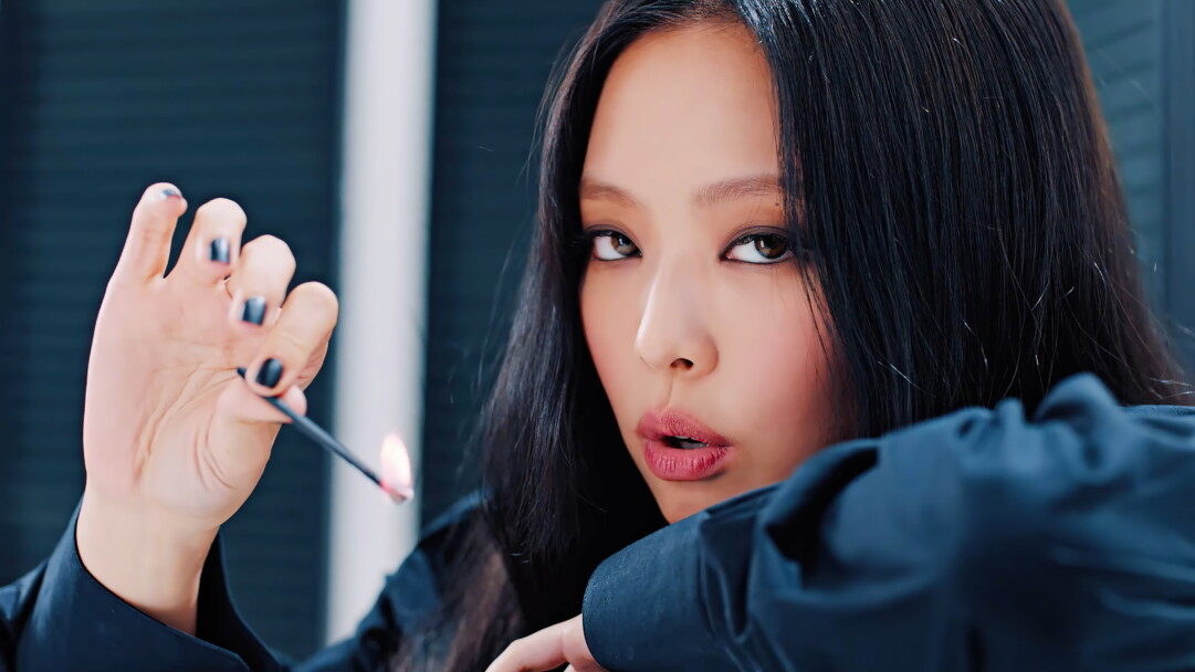 A high-quality 4K wallpaper showcasing the allure of Jennie from BLACKPINK, a talented K-pop idol and singer, perfect for fans of K-pop and captivating celebrity beauty.