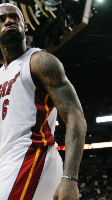 A high-quality 4K wallpaper showcasing the excellence of LeBron James, a legendary basketball player and sports icon, perfect for admirers of his athletic prowess and charismatic celebrity presence.