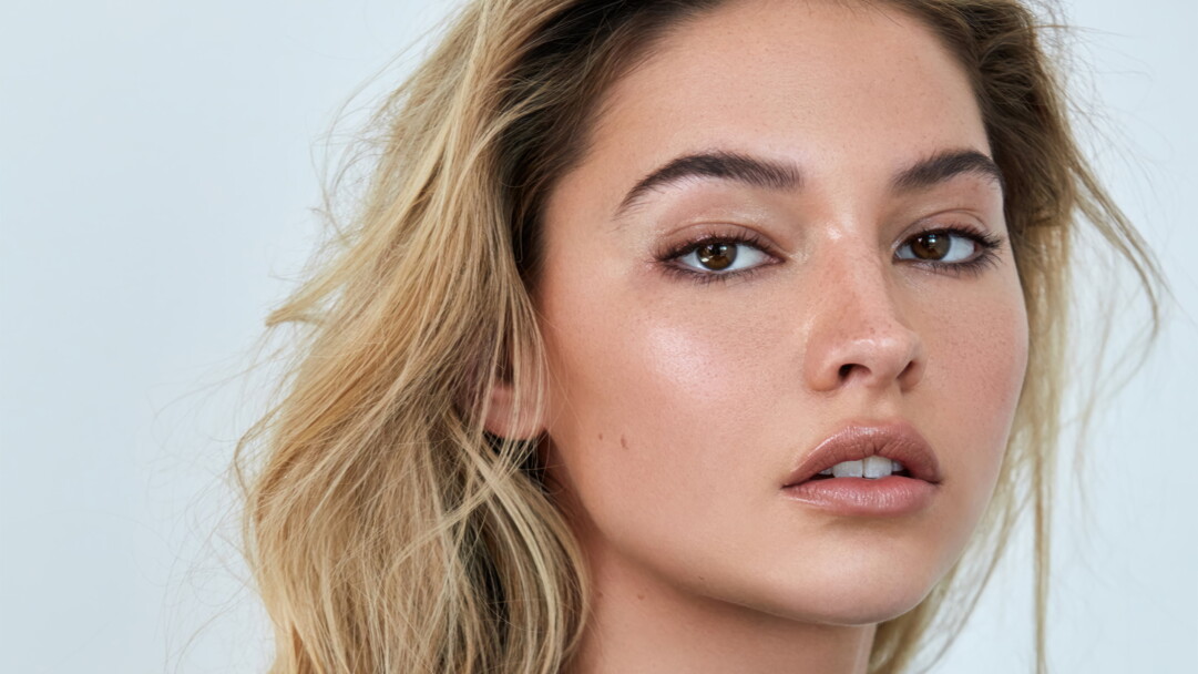 A high-quality 4K wallpaper showcasing the elegance of Madelyn Cline, a talented actress on the rise, perfect for enthusiasts of her acting skills and captivating celebrity presence.
