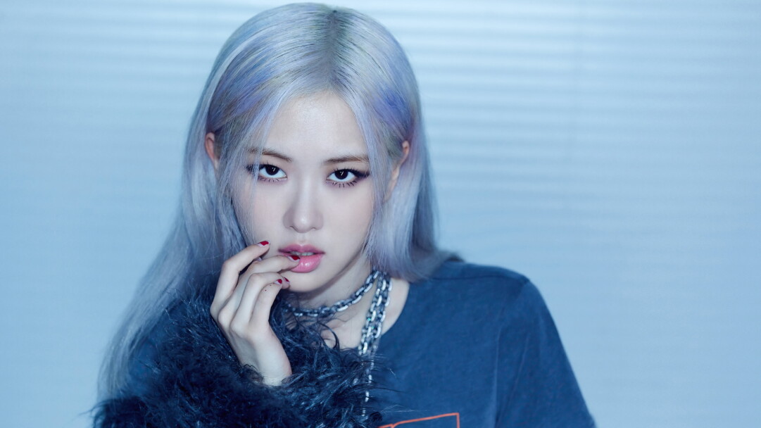 A mesmerizing 4K wallpaper showcasing Rosé from BLACKPINK, the gifted K-pop group member admired for her exceptional singing prowess and stage charisma, making it a must-download for K-pop enthusiasts and devoted BLACKPINK fans.