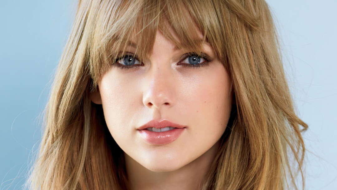 A captivating 4K wallpaper featuring a mesmerizing Taylor Swift in a stunning photoshoot moment, showcasing the music artist and pop star's charisma, perfect for fans and enthusiasts of her music and style.