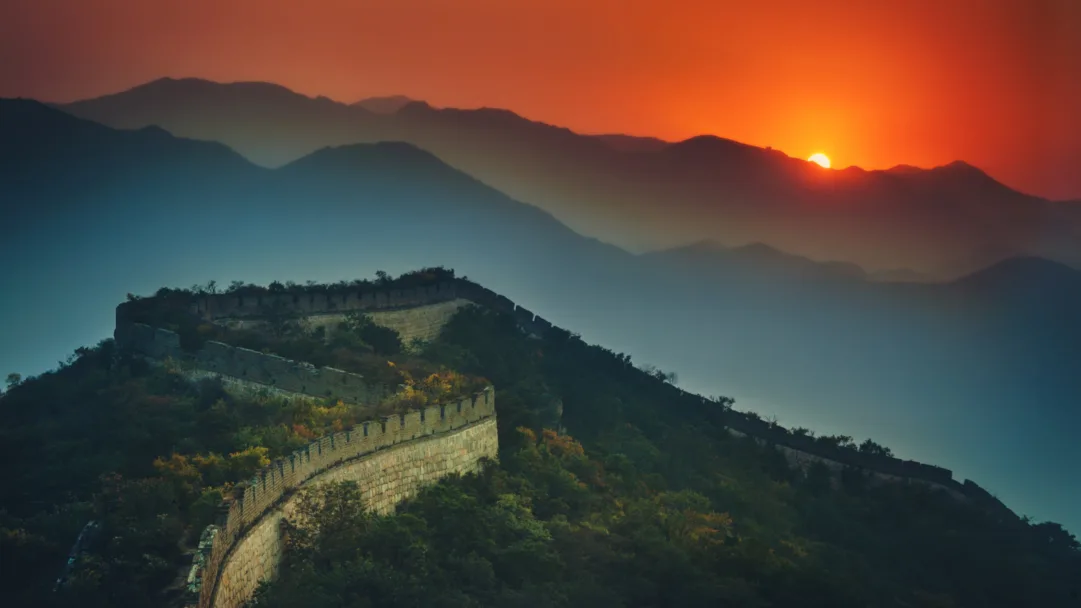 Experience the awe-inspiring beauty of the Great Wall of China at sunset with this stunning 4K wallpaper. This iconic historical landmark boasts ancient architecture and offers a majestic view that's perfect for travelers and those seeking a captivating desktop background that captures the grandeur of this world wonder.