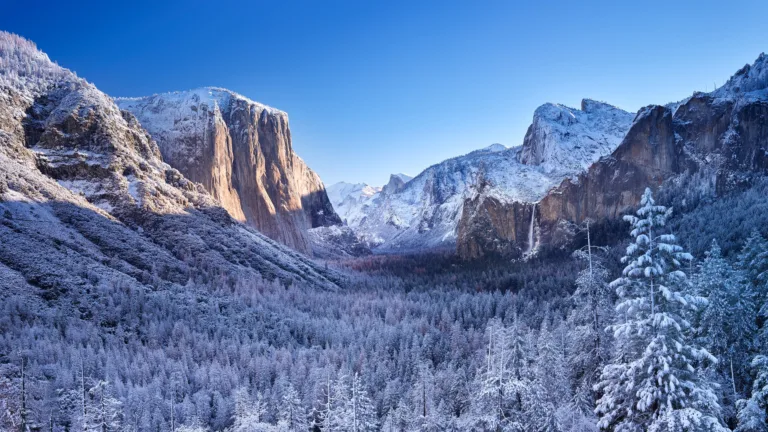 Immerse yourself in the breathtaking beauty of Yosemite National Park in California, USA, with this stunning 4K wallpaper. The scenic landscape of the Sierra Nevada and the iconic park features create a captivating and awe-inspiring view. Perfect for travelers and those seeking a desktop background that captures the natural wonder and majestic beauty of this renowned national park.