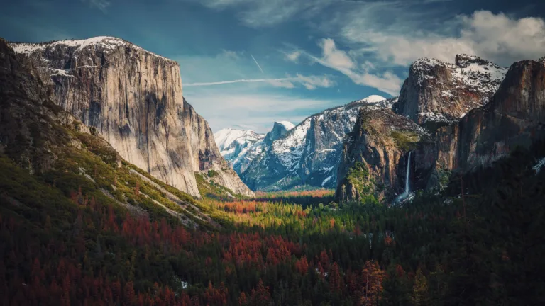 Explore the rugged beauty of Yosemite Valley with this stunning 4K wallpaper. It showcases the glacier-capped mountains of California, making it a perfect choice for your high-resolution desktop background.