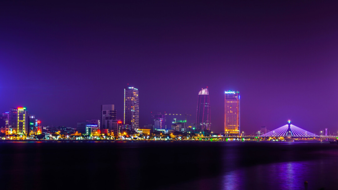 A breathtaking 4K PC wallpaper capturing the iconic skyline of Chicago, Illinois, illuminated by city lights against a twilight sky backdrop. The towering skyscrapers and architectural marvels create a mesmerizing urban landscape, perfect for adorning your desktop with a touch of metropolitan splendor.
