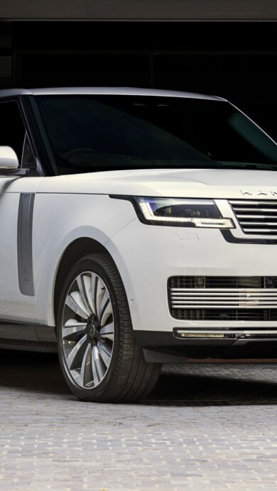A stunning 4K wallpaper featuring the Range Rover SV Bespoke 1858. The luxury SUV is showcased in all its glory, highlighting its sleek design, premium finish, and powerful presence, perfect for automotive enthusiasts.