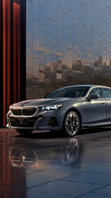 A striking 4K wallpaper featuring the 2024 BMW i5 eDrive40L M Sport. The sleek design and dynamic lines of the electric sedan are highlighted, showcasing its modern aesthetics and performance-driven style.