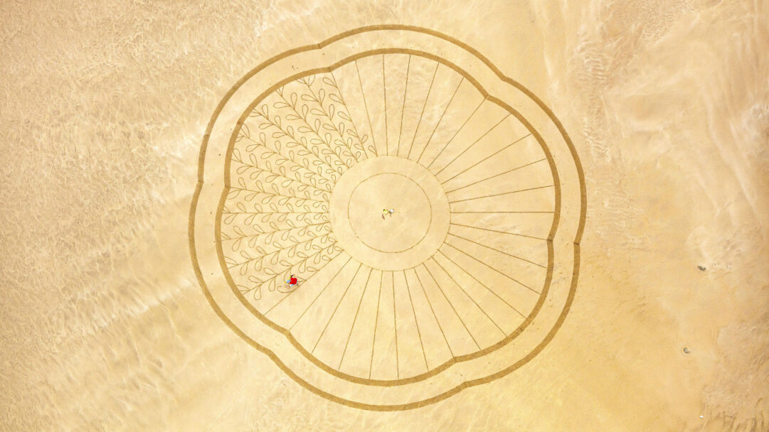 A mesmerizing 4K wallpaper capturing Zarpõ's incredible, expansive sand art created on Plage De Sauveterre. This intricate masterpiece, viewed from above, reveals detailed patterns of radial lines and organic leaf shapes carved into the golden beach, highlighting the immense scale and ephemeral beauty of the artistic endeavor.